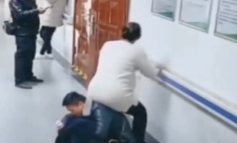 VIDEO: Mujer embarazada se sienta sobre su marido luego de que nadie le quiso ceder su asiento.y