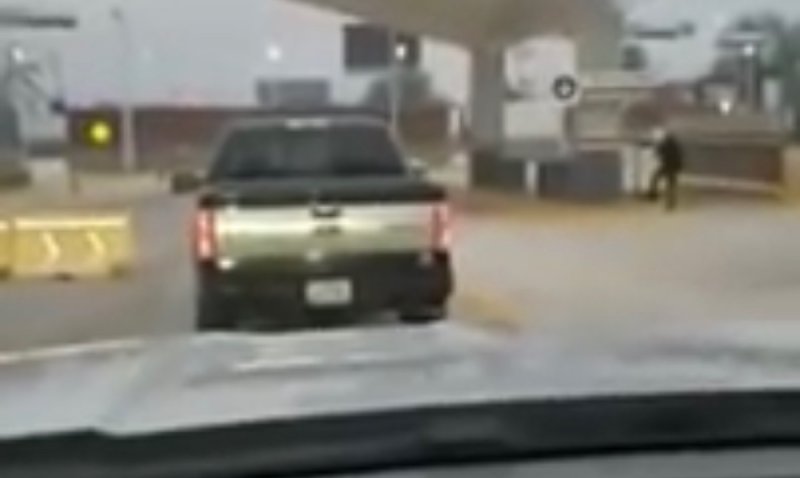 VIDEO: “Ahí vienen”, criminales detienen a familia que acababa de cruzar la frontera en N. Laredo