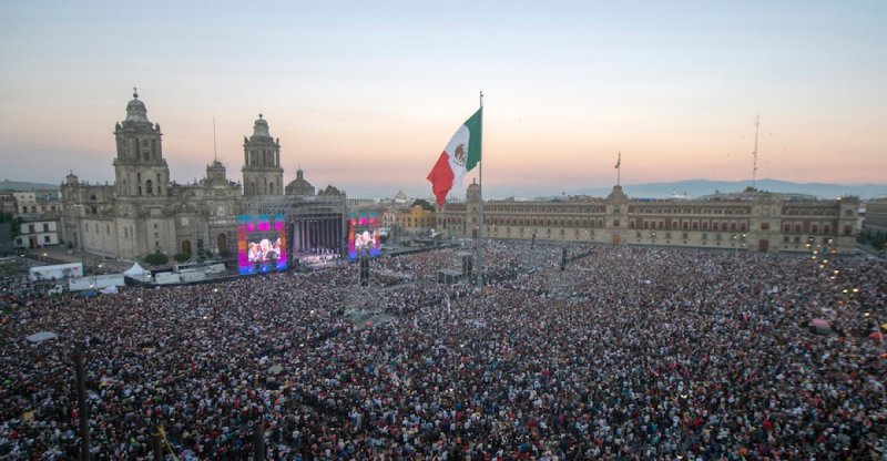 Más de 250 mil almas se dieron cita en el Zócalo para festejar con AMLO