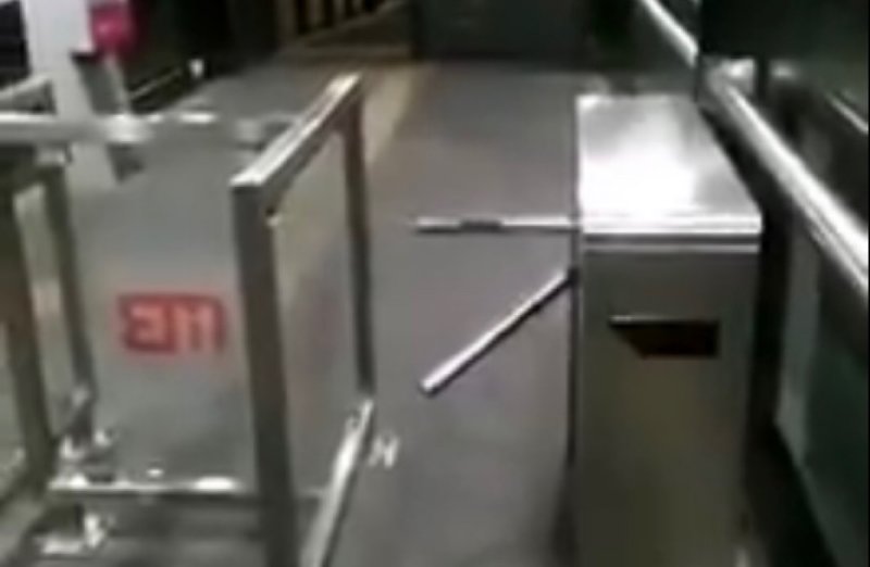 VIDEO: Captan a fantasma en estación de Metrobús de la CDMX. y