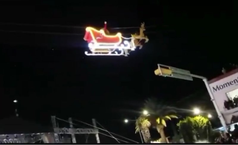 Santa se estrella con su trineo volador contra edificio en Apizaco. 
