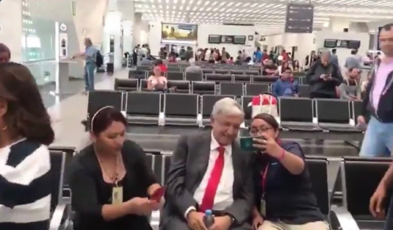 Ciudadanos hacen doble fila para tomarse selfies con AMLO en el aeropuerto