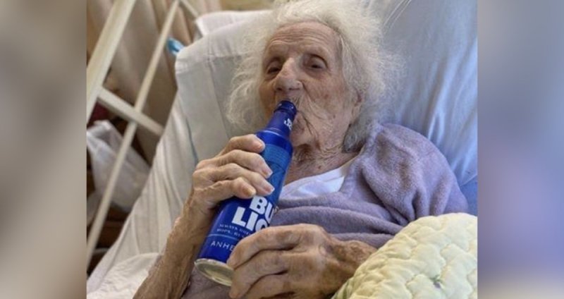 Abuelita de 103 años se cura de Covid-19 y festeja tomándose una cerveza