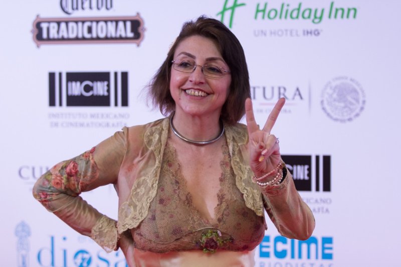 La periodista Fernanda Tapia se despoja de la ropa en pleno programa.