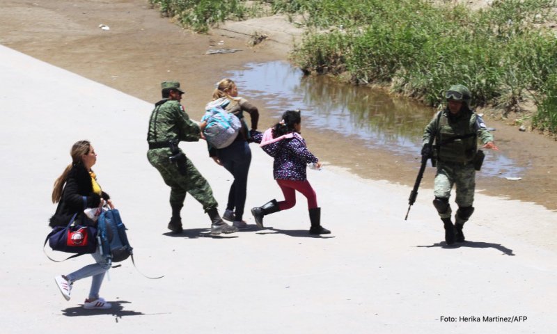 Indigna fotos de integrantes de Guardia Nacional jaloneando a mujeres migrantes en la frontera. 
