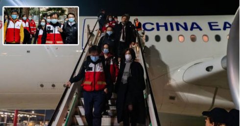Llegan médicos chinos a Italia con toneladas de medicamentos para detener epidemia.