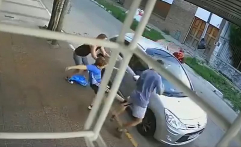 VIDEO: Niño defiende a su madre de ladrón a patadas. 