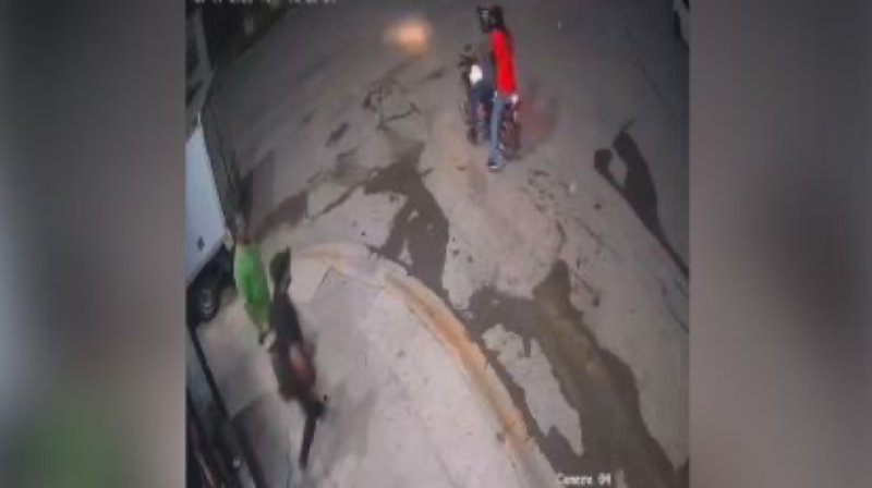 Asaltantes terminan bal34dos por sus propias víctimas en fallido atr4co