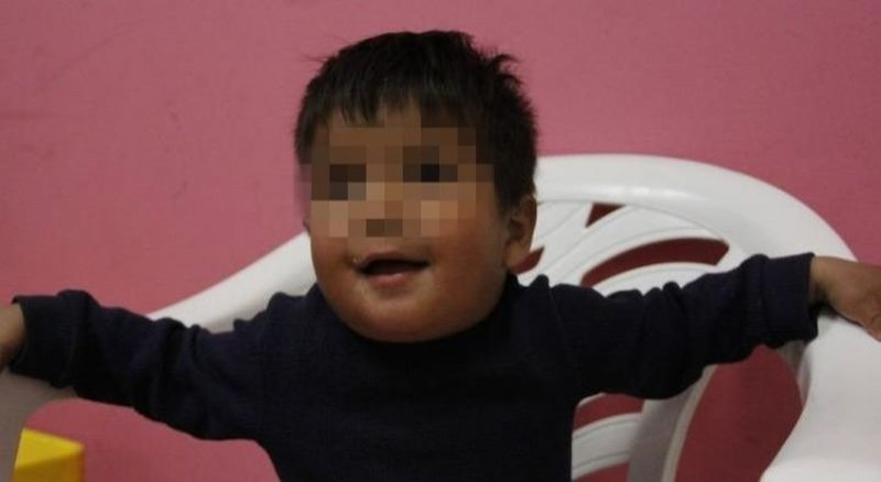 Policía resguarda a bebé de 2 años que se encontraba deambulando solo por las calles en Juárez.