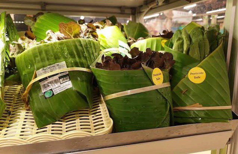 Este supermercado dijo adiós a las bolsas de plástico, usa hojas de plátano.