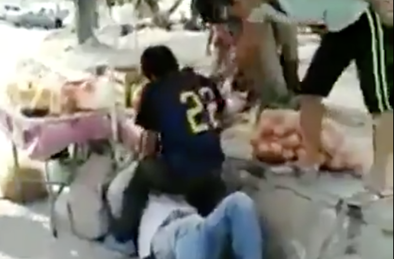 Familia de hondureños golpea a comerciantes mexicanos en Chiapas.