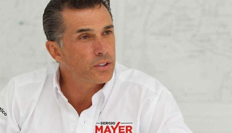 Cachan a Sergio Mayer copiando y pegando infografía de Zapata desde un sitio de internet dudoso.