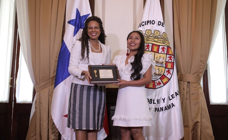 En el marco del FIC Yalitza Aparicio recibe llave de la Ciudad de Panamá