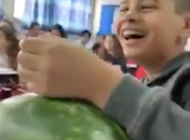Alumno pide permiso a su maestra de comer fruta en el salón; saca una sandia entera.