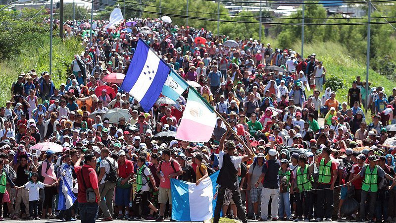 Caravana de migrantes cruzó territorio mexicano la madrugada de este viernes.