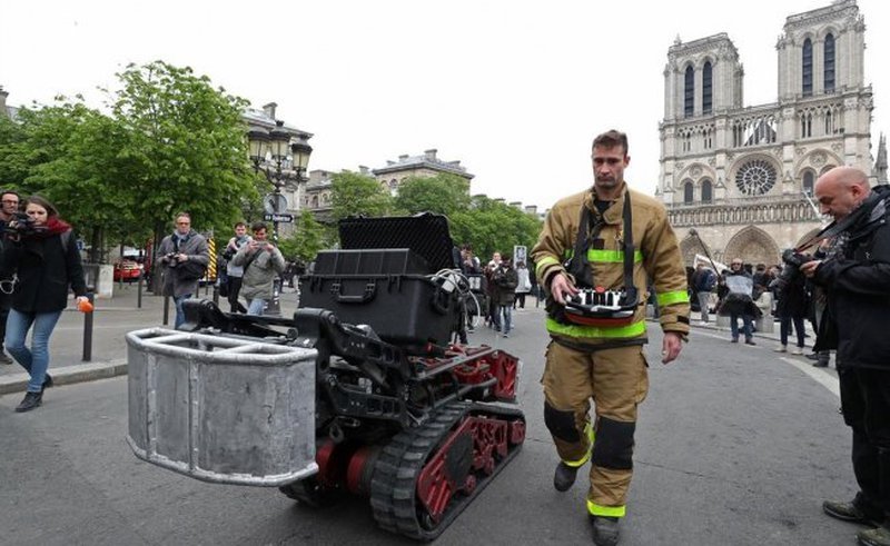Colossus, el robot bombero que se convirtió en héroe al combatir el incendio en Notre Dame.