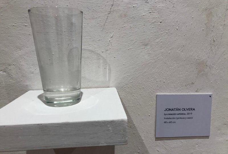 Un vaso de agua sobre la repisa: la supuesta obra de arte que despertó la polémica. y