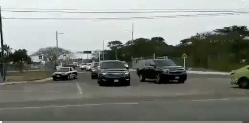 Critican a AMLO por llegar en camionetonas y con fuerte dispositivo de seguridad a Minatitlán