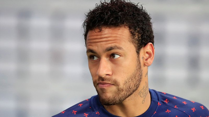 Neymar da golpiza a aficionado y lo sancionan con 8 partidos (VIDEO)y