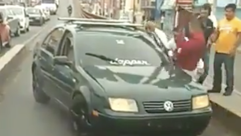 VIDEO: Por circular en sentido contrario, vecinos de Ecatepec atacan con un 