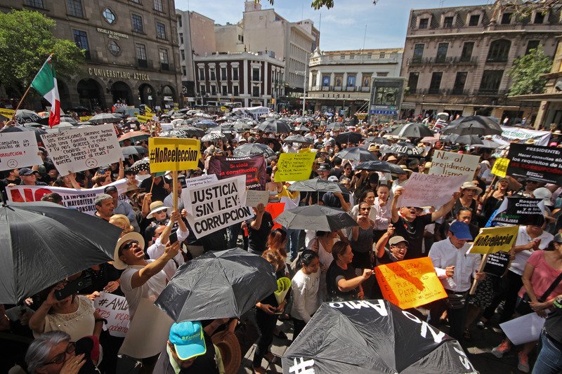 Mitofsky confirma que #MarchaFifí no dañó popularidad de AMLO