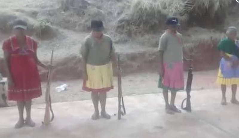 (Video) Mujeres y niñas indígenas se levantan en armas en contra de grupos criminales en Guerrero