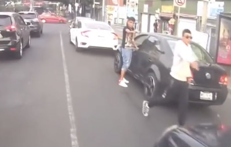 Captan a dos sujetos atracando descaradamente a automovilistas en la Benito Juárez ¿Los reconoces?