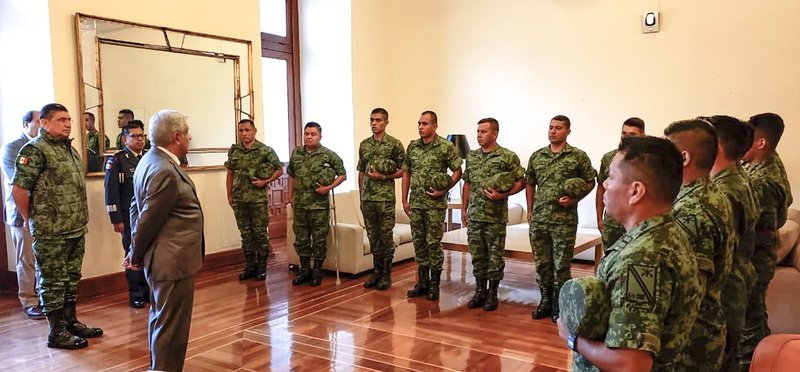 AMLO reconoce personalmente a militares que estuvieron en la Huacana por actitud serena.