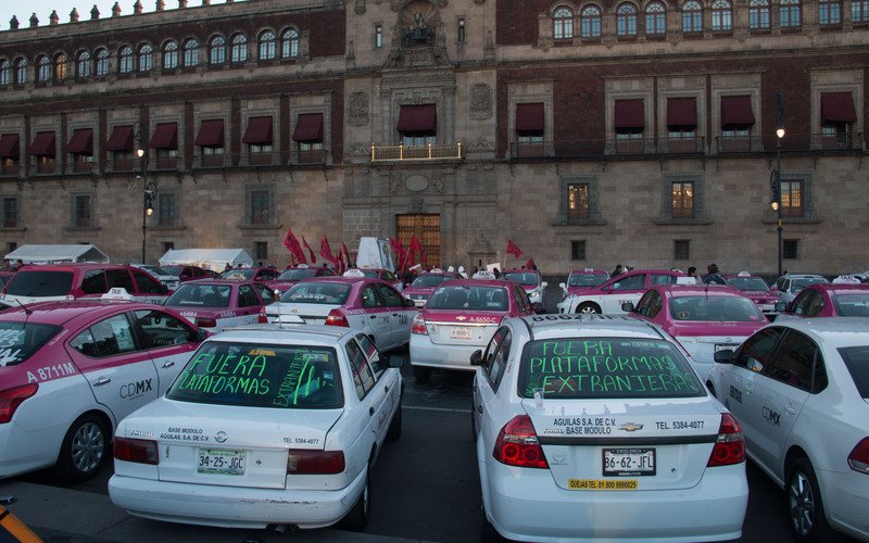 Taxistas comienzan mega bloqueos este lunes en la CDMX, van contra Uber