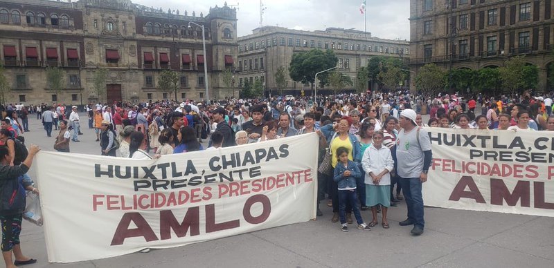 Familias y amigos viajan más de 10 horas para llegar al #AMLOFest.