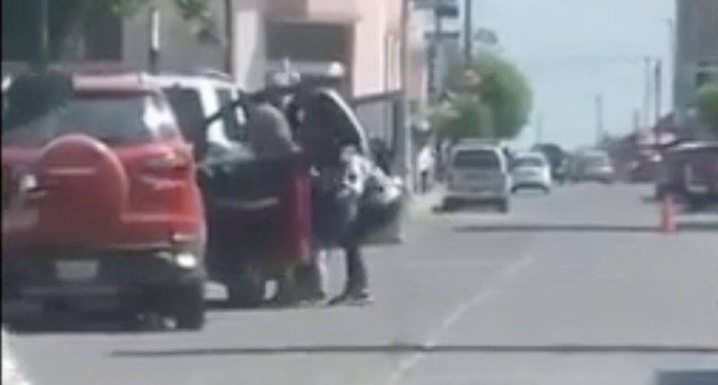 Ciudadanos captan en video el intento de plagio a una joven en Tamaulipas.