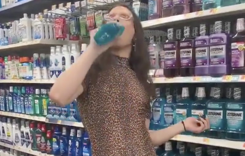 #Repugnante: Sujeto usa enjuague bucal en el supermercado y lo regresa a la botella. y