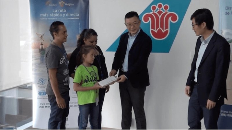 Línea aérea China regala viaje a niña mexicana para participar en competencia de matemáticas.y