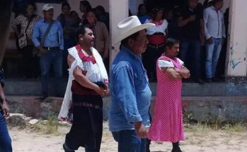 Pobladores de Chiapas visten de mujer a su alcalde 