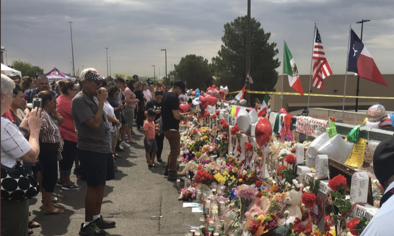 Bandera mexicana ondea en memorial dedicado a las víctimas de El Paso.
