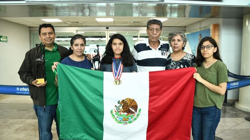 #OrgulloNacional: Karla Munguía, la primera mujer en ganar 3 medallas en olimpiadas de matemáticas