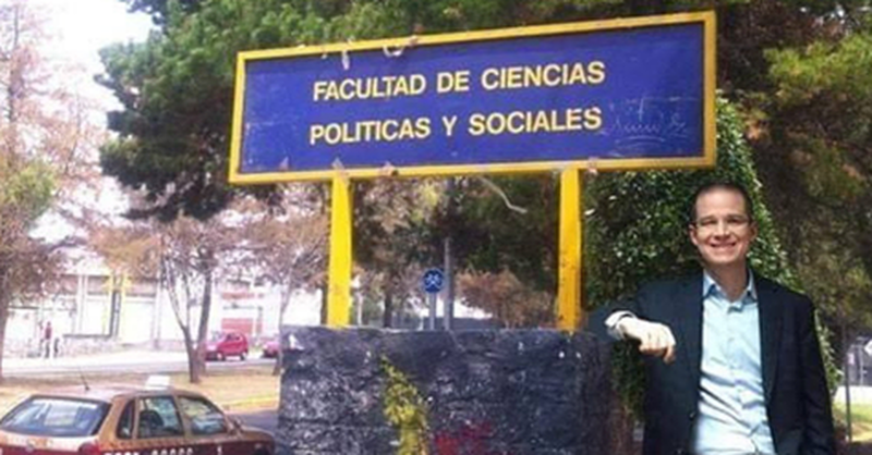 Estudiantes de la UNAM organizan “hueviza” para recibir a Ricardo Anaya en CU.