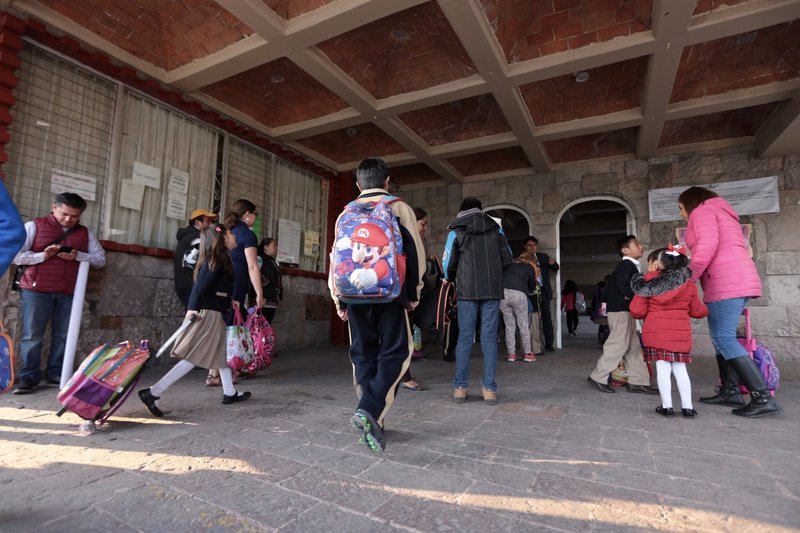 Mochilas pesadas de niños que van a la escuela dañan la columna vertebral: IMSS 