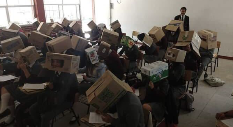 Profesor pone cajas de cartón en la cabeza a sus alumnos durante examen para que no copien
