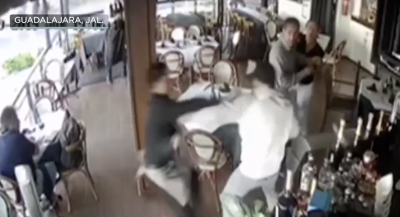 Mesero arriesga su vida tras evitar robo a un comensal dentro de un restaurante de Jalisco. y