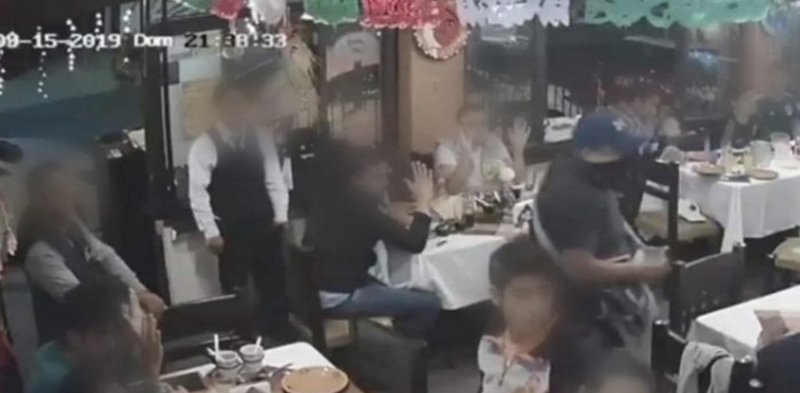 En plena noche mexicana, sujetos armados asaltan a comensales de restaurante en Cholula.