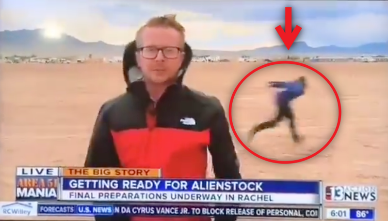 Periodista capta a sujeto corriendo como Naruto para salvar extraterrestres en 