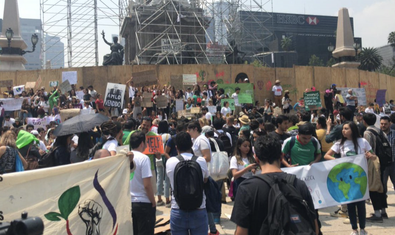 Tuiteros denuncian a ambientalistas que marchan en Paseo de la Reforma por dejar basura a su paso