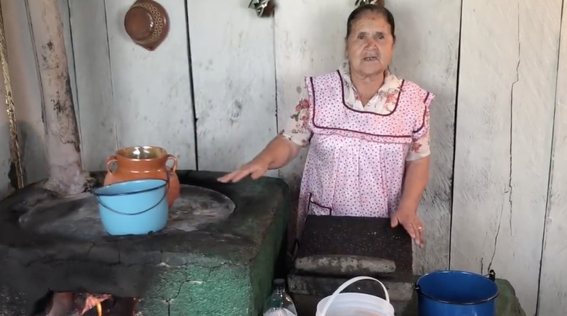 Conmueve canal de YouTube de abuelita mexicana que filma desde su rancho “De mi rancho a tu cocina”