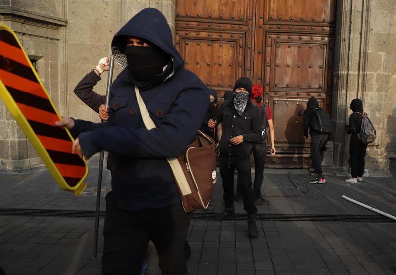 Infiltrados encapuchados tratan de desvirtuar la marcha por los 43 estudiantes de Ayotzinapa