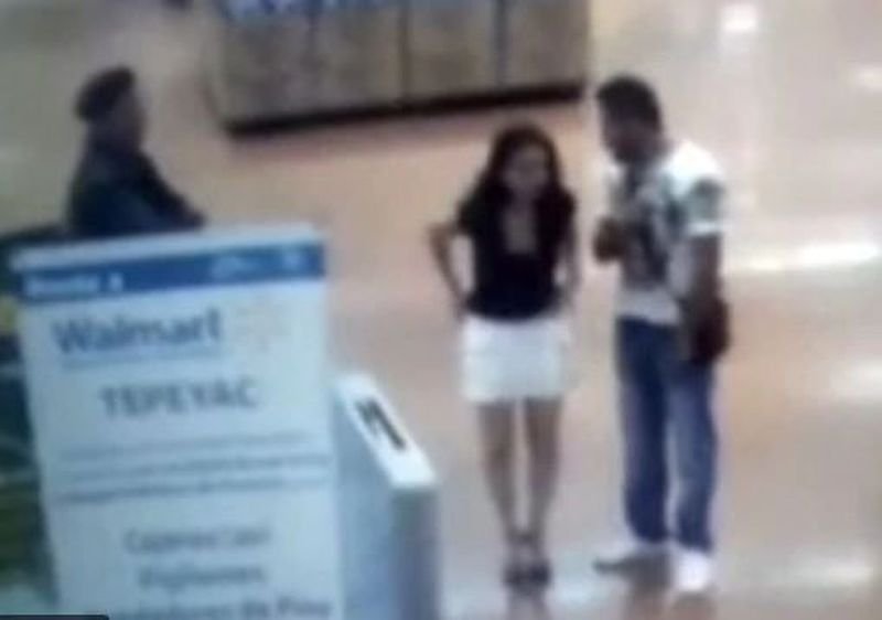 Mujer se quita la ropa en un Walmart para demostrar a guardias que no estaba robando.y
