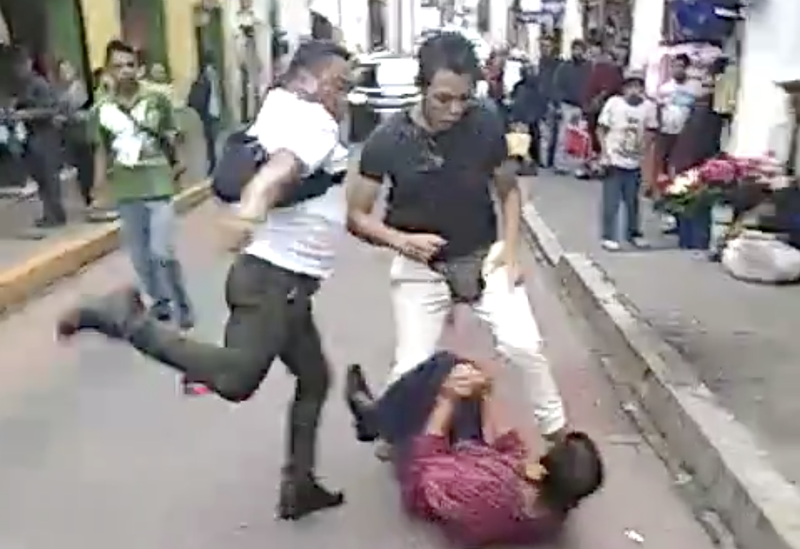 Exhiben a funcionarios de Huauchinango por golpear brutalmente a comerciantes indígenas (VIDEO)y
