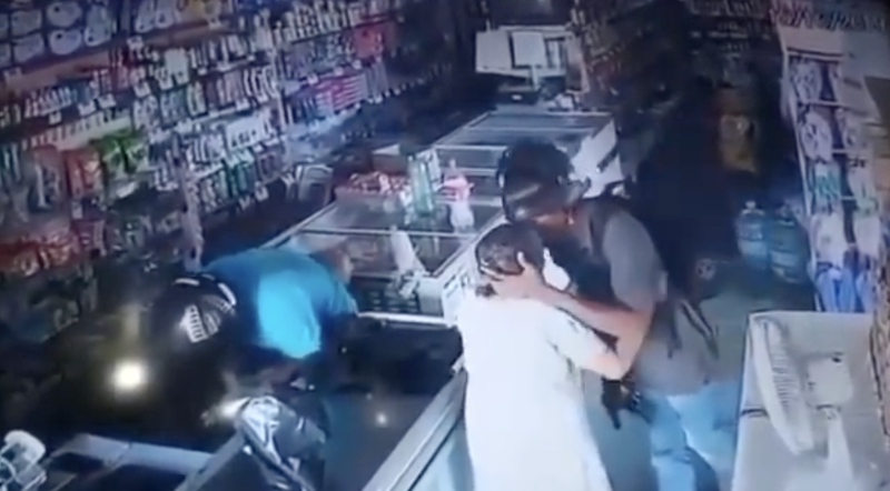 Ladrón calma a abuelita con un beso en la frente durante asalto (VIDEO)