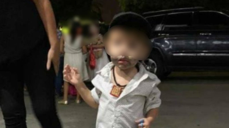 Autoridades en Sinaloa buscan a papás que vistieron a sus hijos de sicarios en Halloween.