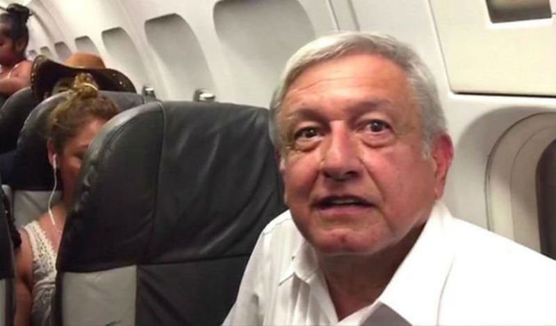 Piloto de Aeroméxico le pide a AMLO construir aeropuerto en Texcoco; pasajeros le aplauden. 